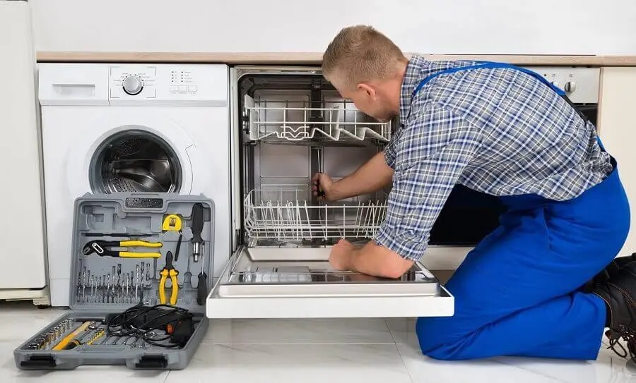 Kaynarca Smeg servisi teknisyen ekibi beyaz eşya tamiri yaparken